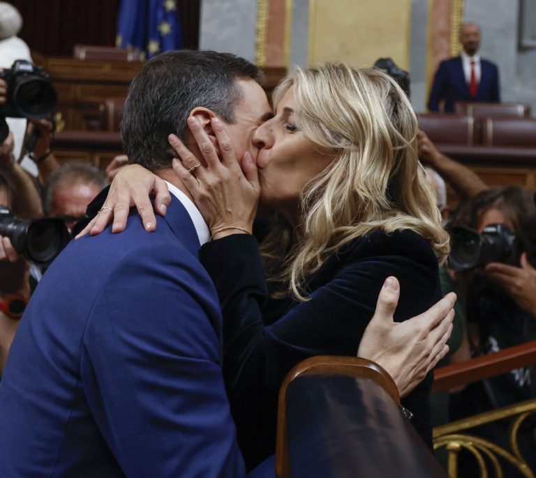 Sánchez abraza uno a uno a sus ministros y a sus diputados socialistas tras ser investido