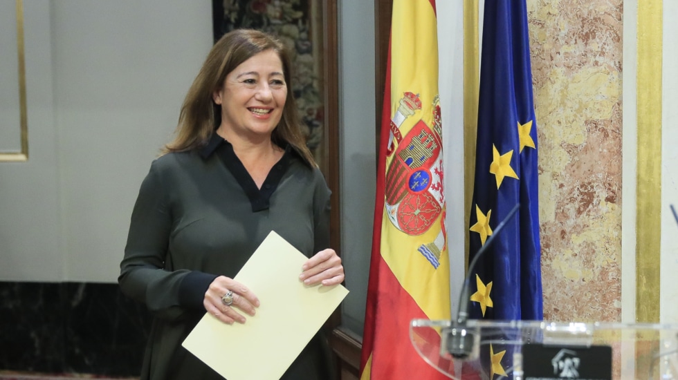 MADRID, 13/11/2023.- La presidenta del Congreso, Francina Armengol, ha convocado el pleno del debate de investidura del candidato a la presidencia del Gobierno y secretario general del PSOE, Pedro Sánchez, para el miércoles 15 y jueves 16 de esta semana y se iniciará el primer día con la intervención del presidente del Gobierno en funciones a las 12,00 del mediodía. Armengol ha anunciado esta fecha después de que el Gobierno se haya garantizado el apoyo de 179 votos a través de diferentes acuerdos pactados con Sumar, ERC, Bildu, Junts, PNV, BNG y CC. EFE/ Fernando Alvarado