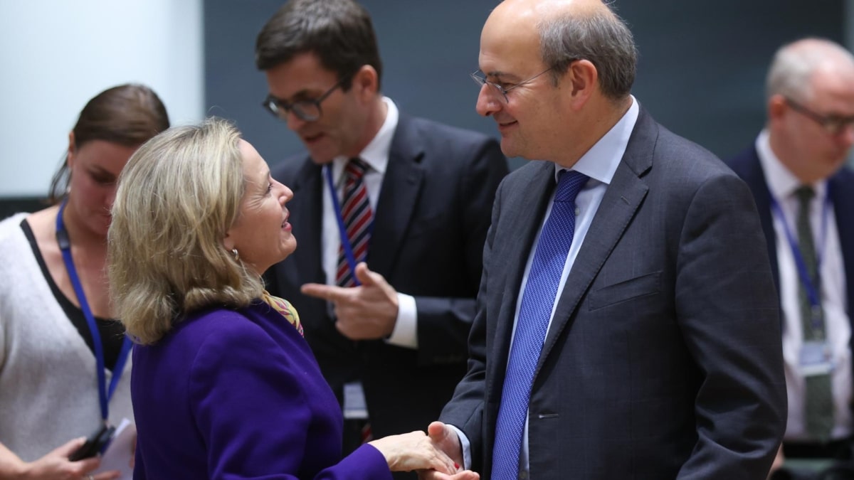 La vicepresidenta y ministra de Economía, Nadia Calviño, charla con su homólogo griego, Kostis Chatzidakis, al inicio de la reunión del Eurogrupo.