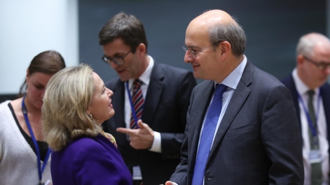 Calviño Eurogrupo La vicepresidenta y ministra de Economía, Nadia Calviño, charla con su homólogo griego, Kostis Chatzidakis, al inicio de la reunión del Eurogrupo.