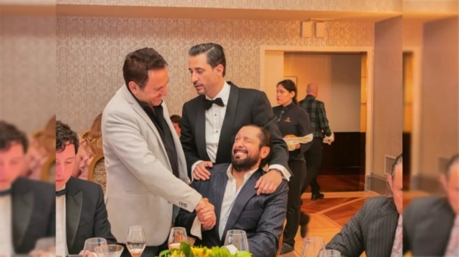 Francisco Nicolás (el 'Pequeño Nicolás'), Candido Conde Pumpido hijo (de pie) y Rafael Amargo en la gala por la Toga de Oro Francisco Nicolás (el 'Pequeño Nicolás'), Candido Conde Pumpido hijo (de pie) y Rafael Amargo en la gala por la Toga de Oro