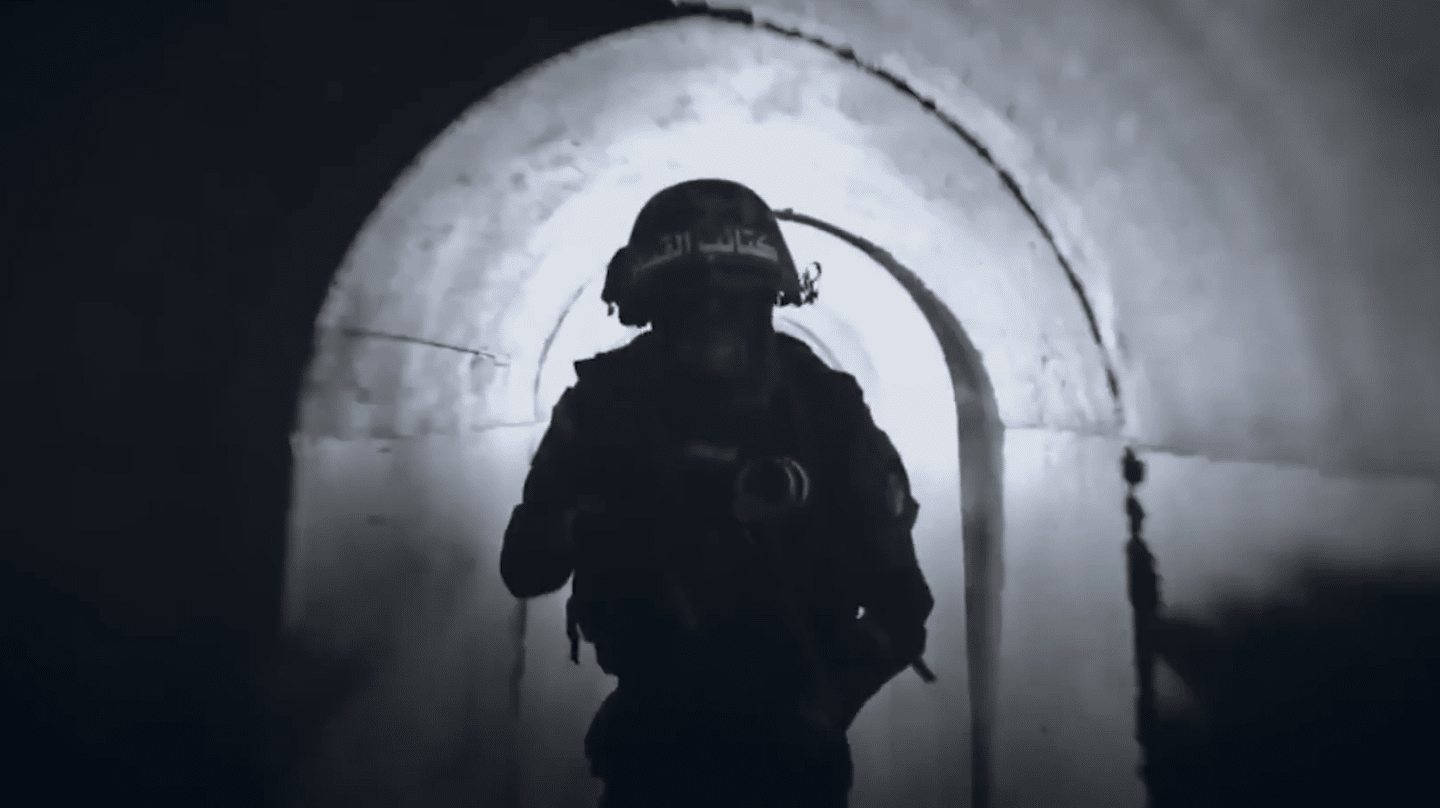 Un soldado de Hamás caminando por uno de los túneles subterráneos de Gaza