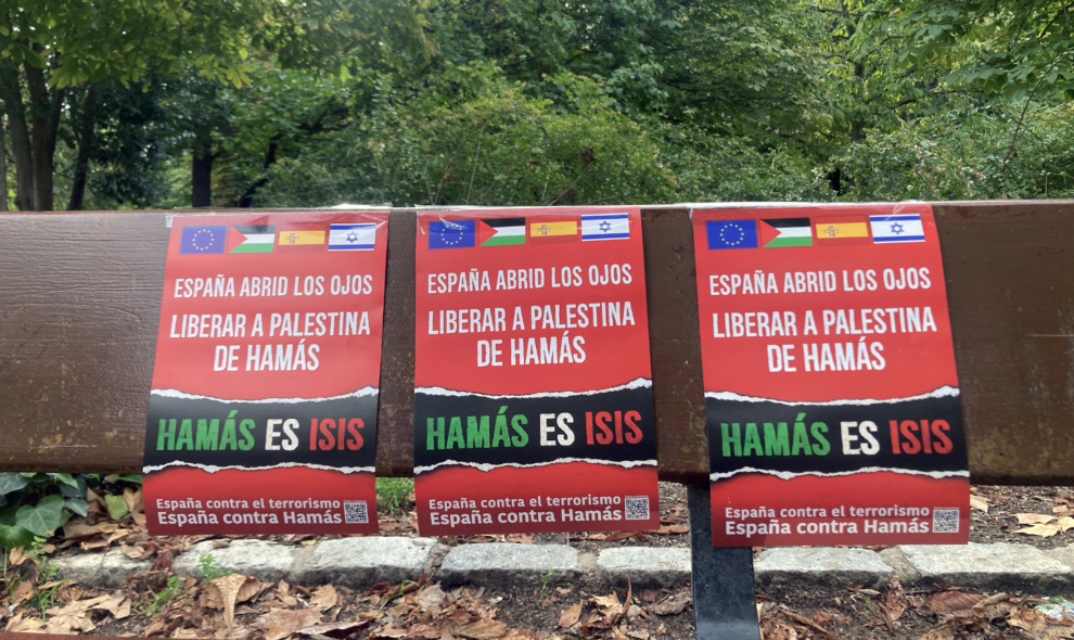 Carteles con el lema Hamás es ISIS en el parque del Retiro, Madrid.