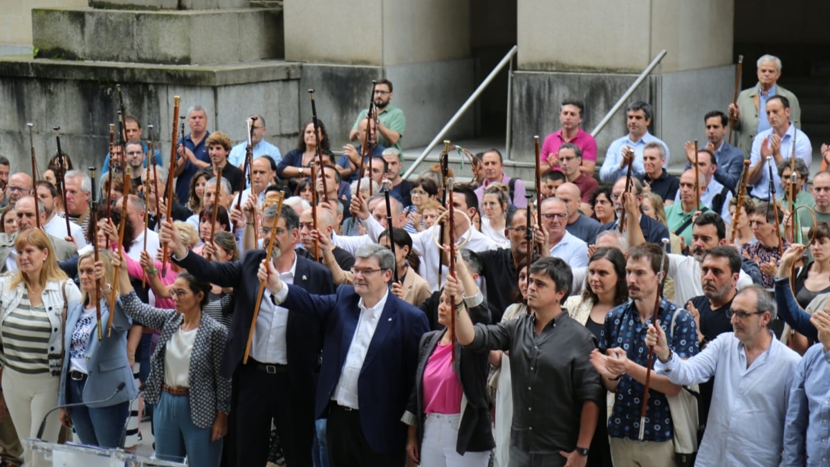 La defensa del euskera del PNV: contra los jueces, en la pancarta con Bildu y enfrentado al PSE