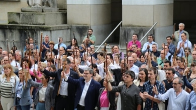 La defensa del euskera del PNV: contra los jueces, en la pancarta con Bildu y enfrentado al PSE