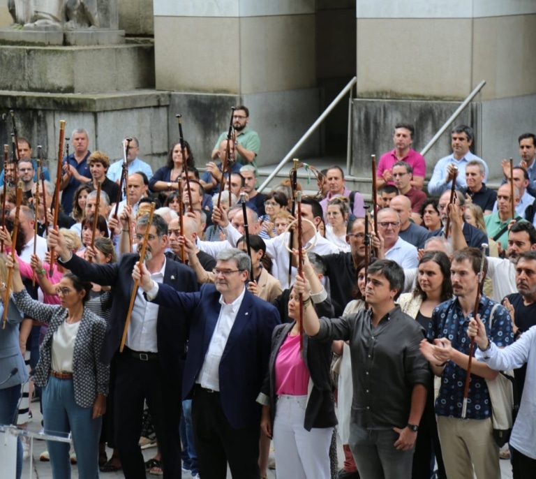 La defensa del euskera del PNV: contra los jueces, en la pancarta con Bildu y enfrentado al PSE