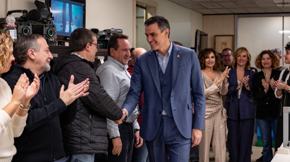 MADRID, 08/11/2023.-El secretario general del PSOE y presidente del gobierno en funciones, Pedro Sánchez, ha mantenido una reunión con las trabajadoras y trabajadores del PSOE en la sede de Ferraz este miércoles. El secretario general les ha mostrado su indignación ante la violencia que se está utilizando para intimidar al Partido Socialista y ha asegurado que no conseguirán amedrentar a los socialistas. EFE/PSOE***SOLO USO EDITORIAL/SOLO DISPONIBLE PARA ILUSTRAR LA NOTICIA QUE ACOMPAÑA (CRÉDITO OBLIGATORIO)***