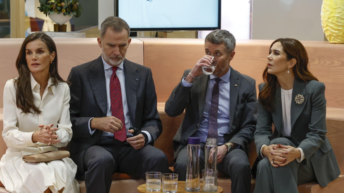 Los reyes Felipe y Letizia junto a los príncipes herederos Federico de Dinamarca y Mary, en el Centro de Arquitectura Danés (DAC) donde asisten a una mesa redonda, este miércoles en Copenhague, en el último día de la visita oficial que los Reyes de España realizan a Dinamarca