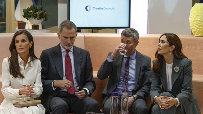 Los reyes Felipe y Letizia junto a los príncipes herederos Federico de Dinamarca y Mary, en el Centro de Arquitectura Danés (DAC) donde asisten a una mesa redonda, este miércoles en Copenhague, en el último día de la visita oficial que los Reyes de España realizan a Dinamarca Los reyes Felipe y Letizia junto a los príncipes herederos Federico de Dinamarca y Mary, en el Centro de Arquitectura Danés (DAC) donde asisten a una mesa redonda, este miércoles en Copenhague, en el último día de la visita oficial que los Reyes de España realizan a Dinamarca