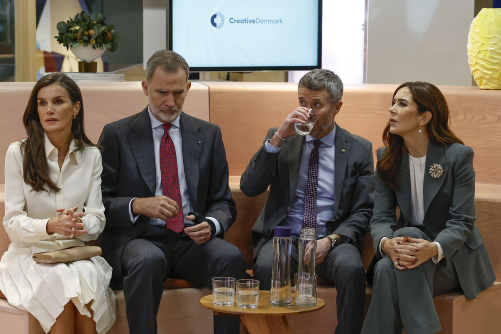 Los reyes Felipe y Letizia junto a los príncipes herederos Federico de Dinamarca y Mary, en el Centro de Arquitectura Danés (DAC) donde asisten a una mesa redonda, este miércoles en Copenhague, en el último día de la visita oficial que los Reyes de España realizan a Dinamarca