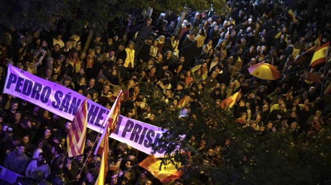 Centenares de personas se manifiestan en la sede del PSOE por la ley de amnistía Decenas de personas protestan en la sede del PSOE (calle Ferraz de Madrid), a 3 de noviembre de 2023