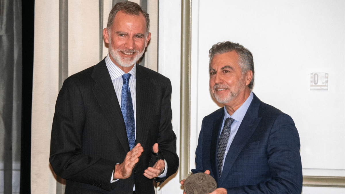 El Rey Felipe y el periodista Carlos Alsina, este martes durante la entrega del premio de Periodismo Francisco Cerecedo.