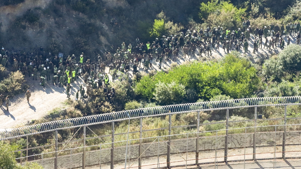 Más de 400 inmigrantes subsaharianos han intentado este viernes entrar en Ceuta en un salto masivo que ha sido contenido por Marruecos, aunque la Guardia Civil todavía se mantiene alerta en el perímetro fronterizo ante la posibilidad de que nuevos grupos vuelvan a tratar de hacerlo, al haberse separado.