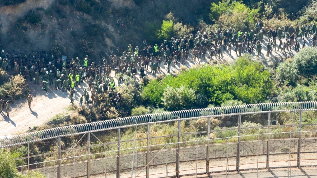 Más de 400 inmigrantes subsaharianos han intentado este viernes entrar en Ceuta en un salto masivo que ha sido contenido por Marruecos, aunque la Guardia Civil todavía se mantiene alerta en el perímetro fronterizo ante la posibilidad de que nuevos grupos vuelvan a tratar de hacerlo, al haberse separado.