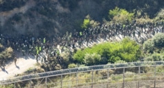 Intento de salto masivo y violento en la valla de Ceuta