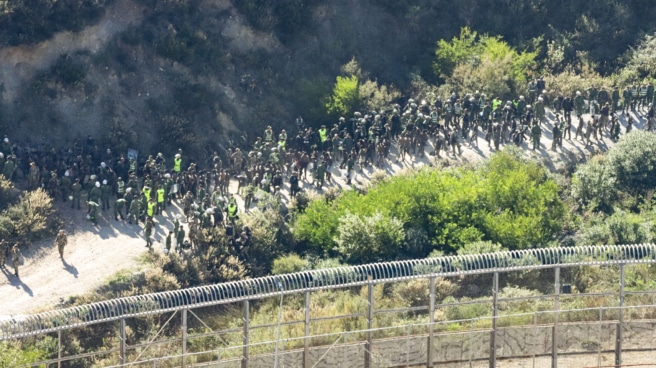 Intento de salto masivo y violento en la valla de Ceuta Más de 400 inmigrantes subsaharianos han intentado este viernes entrar en Ceuta en un salto masivo que ha sido contenido por Marruecos, aunque la Guardia Civil todavía se mantiene alerta en el perímetro fronterizo ante la posibilidad de que nuevos grupos vuelvan a tratar de hacerlo, al haberse separado.