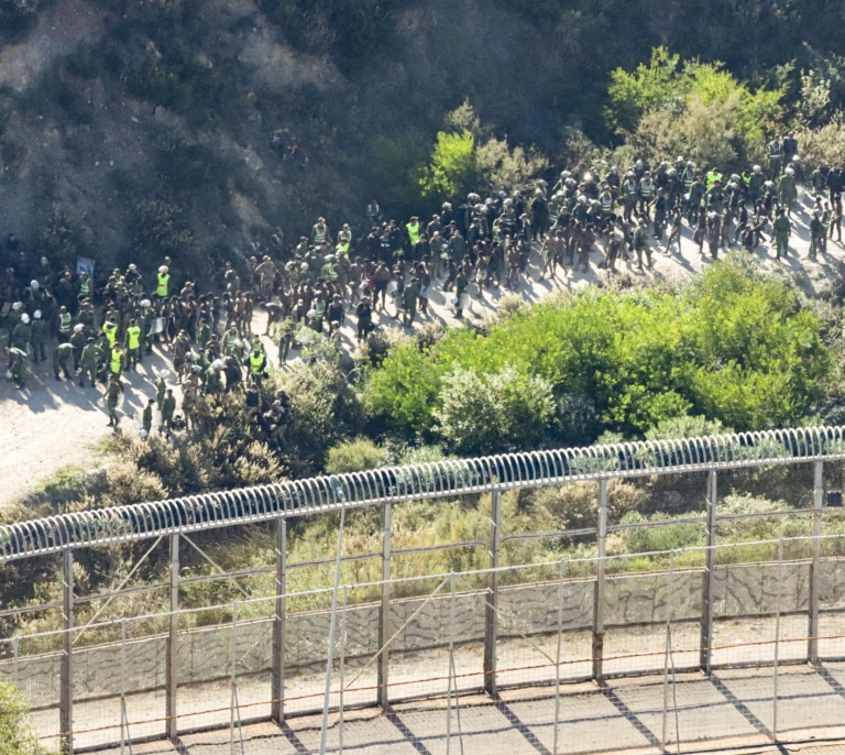 Intento de salto masivo y violento en la valla de Ceuta