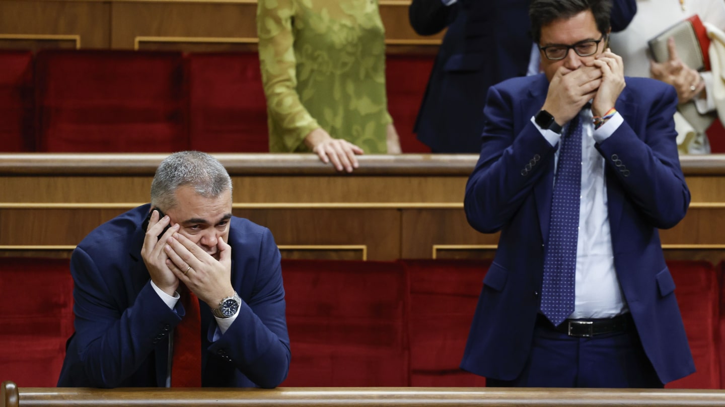 MADRID, 31/10/2023.- Los diputados del Partido Socialista Santos Cerdán (i) y Óscar López hablan por teléfono antes de asistir al acto de la jura de la Constitución de la princesa Leonor por su mayoría de edad ante las Cortes Generales, en una solemne sesión conjunta de las dos cámaras legislativas que se celebra en el hemiciclo de la Cámara Alta. EFE/Chema Moya