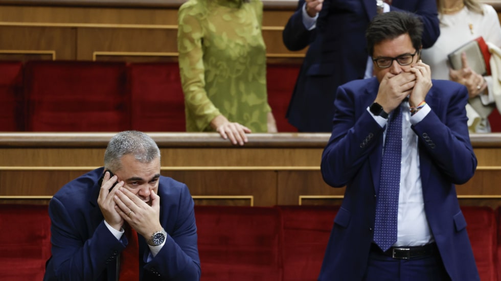 MADRID, 31/10/2023.- Los diputados del Partido Socialista Santos Cerdán (i) y Óscar López hablan por teléfono antes de asistir al acto de la jura de la Constitución de la princesa Leonor por su mayoría de edad ante las Cortes Generales, en una solemne sesión conjunta de las dos cámaras legislativas que se celebra en el hemiciclo de la Cámara Alta. EFE/Chema Moya