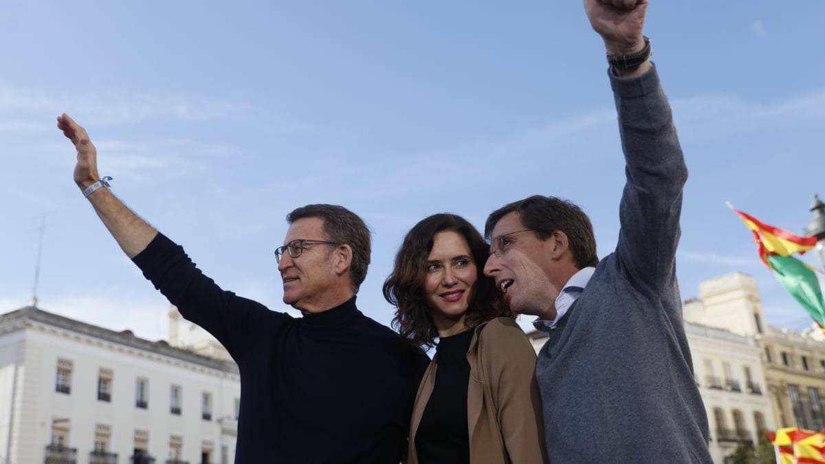 El alcalde de Madrid José Luis Martínez-Almeida (d), el líder del PP Alberto Núñez-Feijóo (i) y la presidenta de la Comunidad de Madrid, Isabel Díaz Ayuso (c), asisten a la manifestación convocada por la derecha contra la amnistía