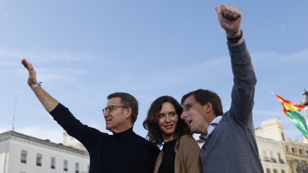 El alcalde de Madrid José Luis Martínez-Almeida (d), el líder del PP Alberto Núñez-Feijóo (i) y la presidenta de la Comunidad de Madrid, Isabel Díaz Ayuso (c), asisten a la manifestación convocada por la derecha contra la amnistía