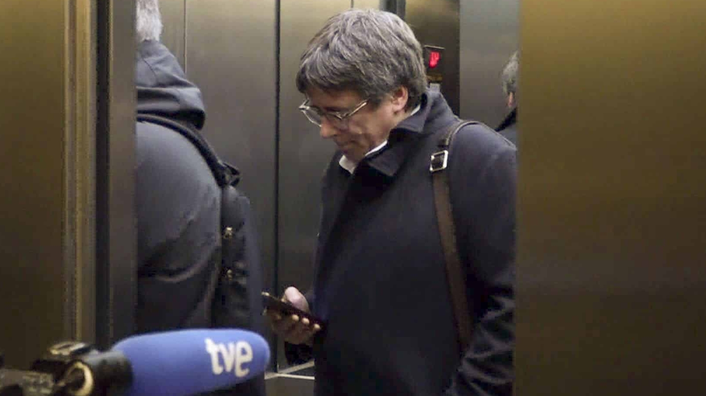 BRUSELAS (BÉLGICA), 03/11/2023.- El expresidente de la Generalitat, Carles Puigdemont, ha mantenido una reunión "interna" con el secretario general de JxCat, Jordi Turull, y la portavoz de la formación en el Congreso, Míriam Nogueras, en su despacho del Parlamento Europeo en Bruselas. EFE/ EFETV