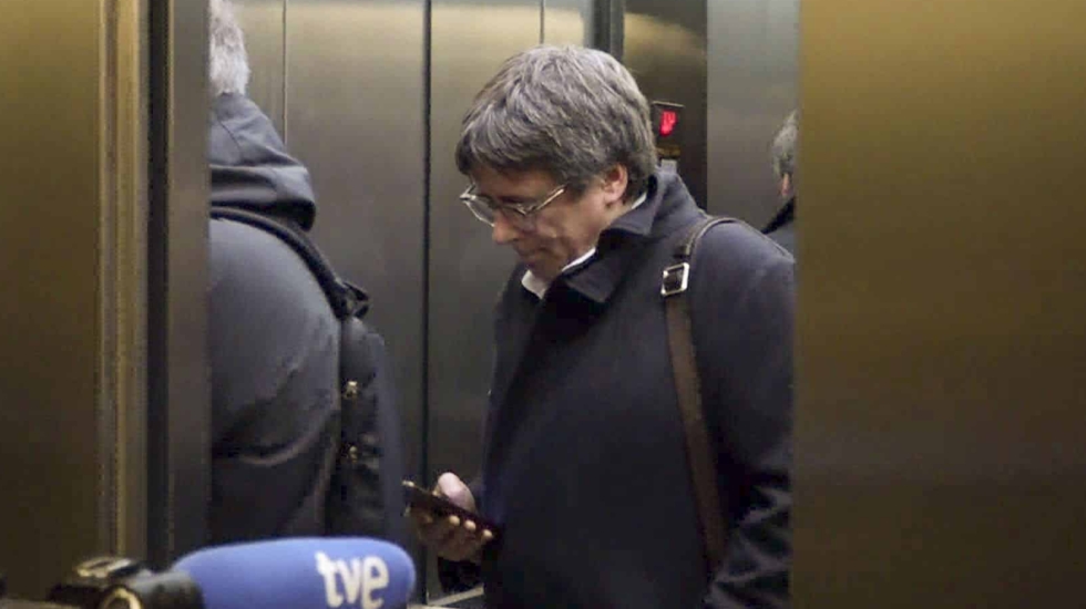BRUSELAS (BÉLGICA), 03/11/2023.- El expresidente de la Generalitat, Carles Puigdemont, ha mantenido una reunión "interna" con el secretario general de JxCat, Jordi Turull, y la portavoz de la formación en el Congreso, Míriam Nogueras, en su despacho del Parlamento Europeo en Bruselas. EFE/ EFETV