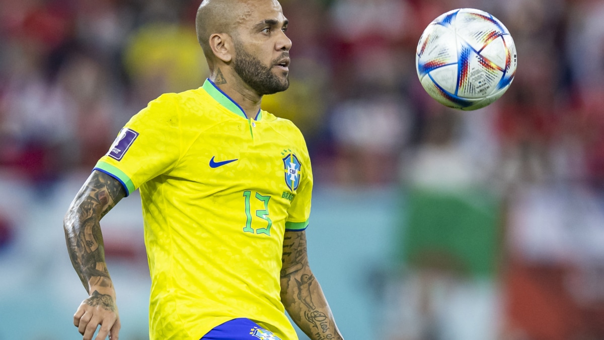 Dani Alves de Brasil en acción durante la Copa Mundial de la FIFA Qatar 2022, octavos de final del partido de fútbol entre Brasil y Corea del Sur en el Estadio 974