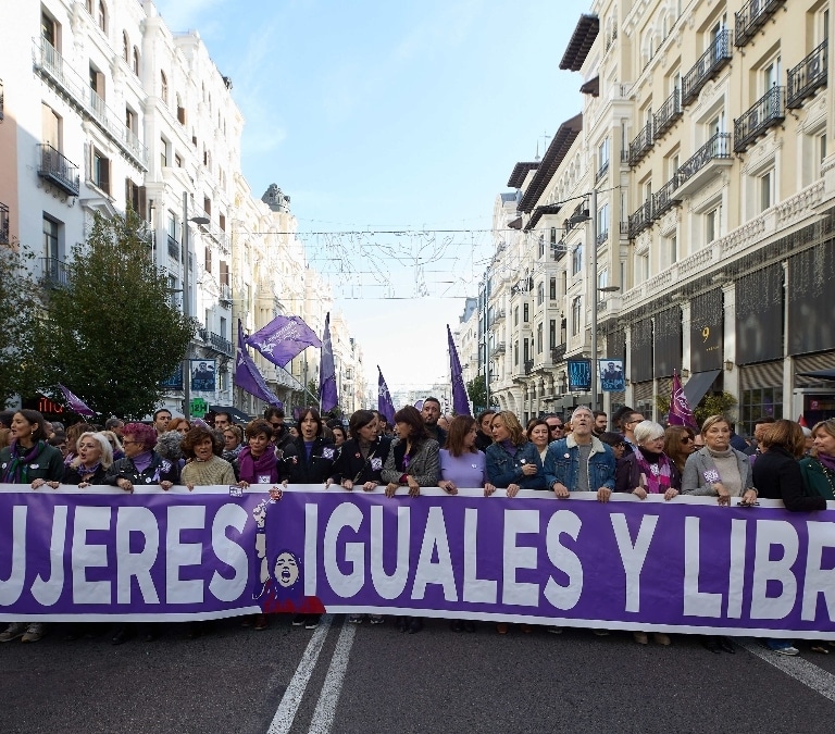 Miles de mujeres salen a las calles en toda España contra la violencia machista en unas marchas marcadas por la división