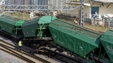 Un herido leve tras descarrilar un tren de mercancías en Arévalo que mantiene cortado el tráfico ferroviario