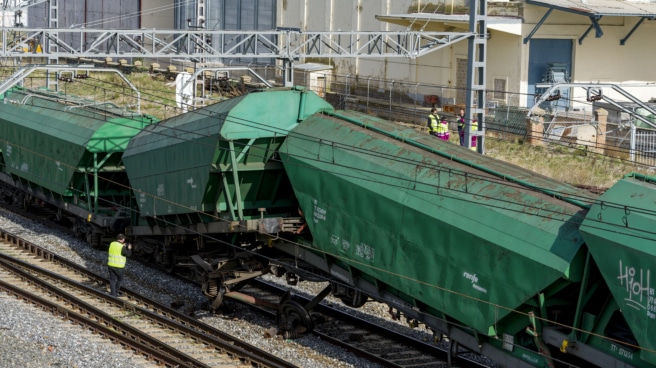 Un herido leve tras descarrilar un tren de mercancías en Arévalo que mantiene cortado el tráfico ferroviario Descarrilamiento de ocho vagones no consecutivos de un tren de mercancías a la altura del municipio abulense de Arévalo, al norte de la provincia, que ha causado un herido leve y mantiene cortado el tráfico ferroviario.