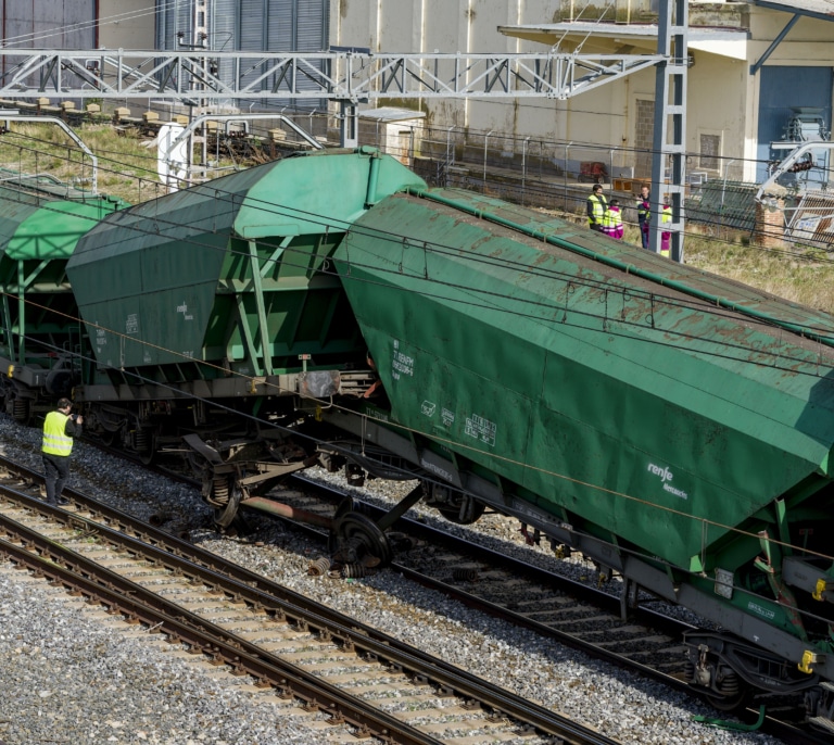 Un herido leve tras descarrilar un tren de mercancías en Arévalo que mantiene cortado el tráfico ferroviario