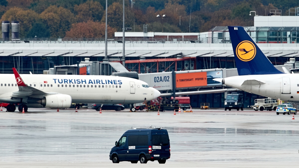 La policía asegura la zona del aeropuerto de Hamburgo, Alemania