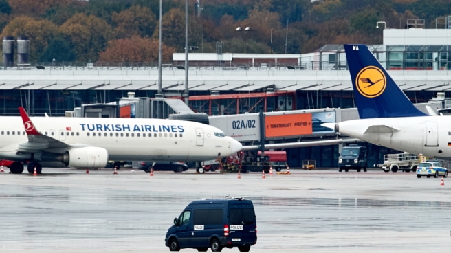 Detenido el hombre atrincherado en el aeropuerto de Hamburgo con su hija de 4 años tras más de 18 horas de secuestro La policía asegura la zona del aeropuerto de Hamburgo, Alemania