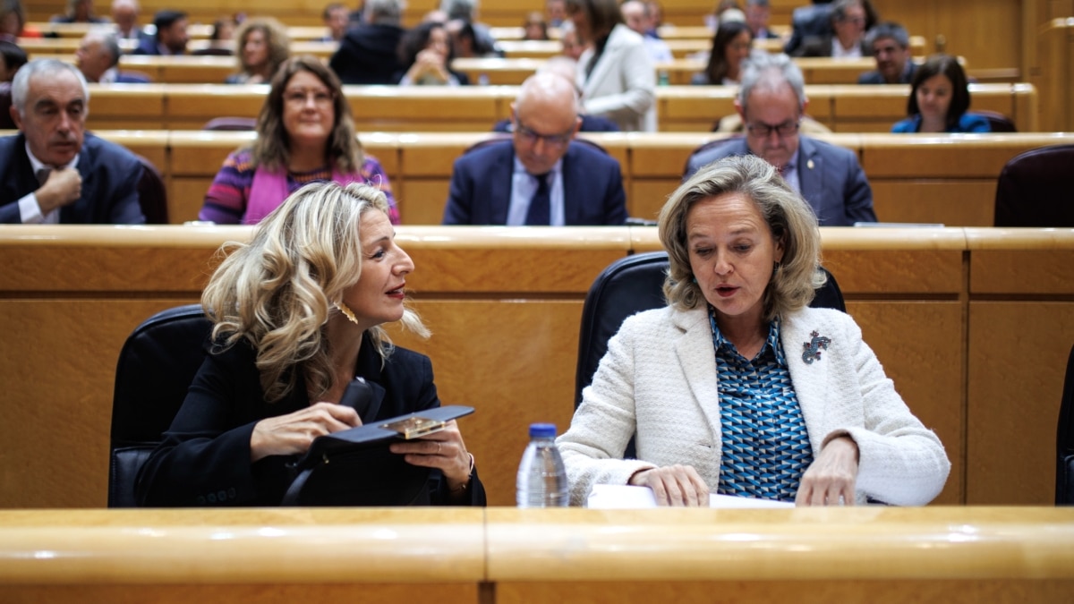 La vicepresidenta segunda y ministra de Trabajo y Economía Social en funciones, Yolanda Díaz (i), y la vicepresidenta primera y ministra de Asuntos Económicos y Transformación Digital, Nadia Calviño (d), conversan a su llegada a una sesión de control al Gobierno