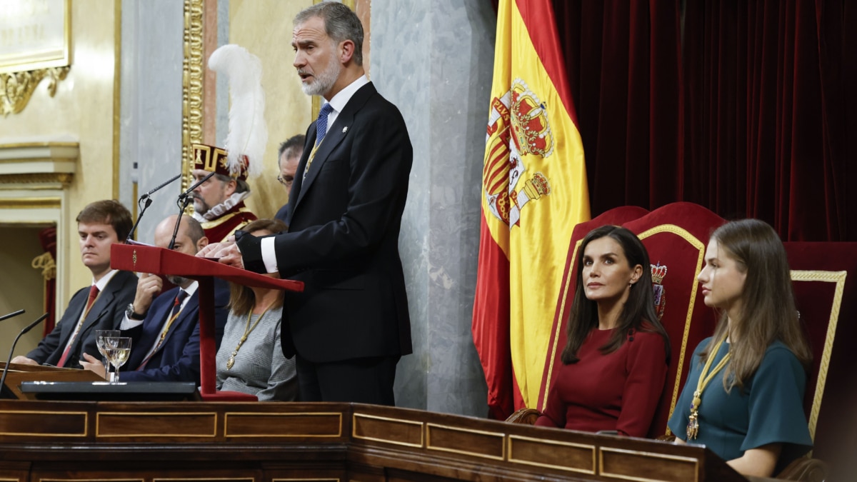 El rey Felipe VI pronuncia el discurso de apertura de la XV Legislatura de las Cortes Generales, ante la reina Letizia (2d) y la princesa Leonor (d), este miércoles en el Congreso de los Diputados.