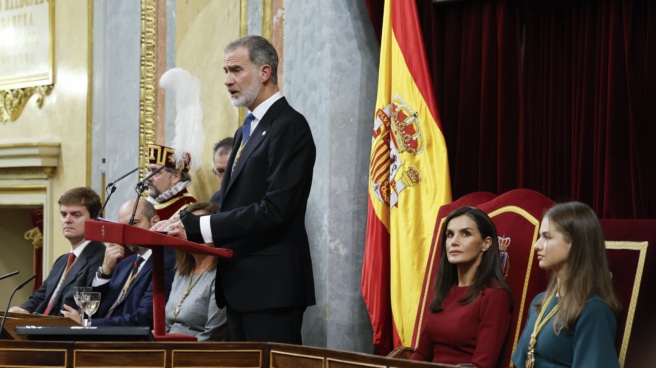 El rey Felipe VI pronuncia el discurso de apertura de la XV Legislatura de las Cortes Generales, ante la reina Letizia (2d) y la princesa Leonor (d), este miércoles en el Congreso de los Diputados.