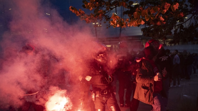 Tres detenidos tras una batalla campal entre aficionados del Benfica y la Real Sociedad Tres personas han sido detenidas en la tarde de este miércoles en San Sebastián durante desórdenes públicos que se han registrado en las inmediaciones del estadio de la Real Sociedad.