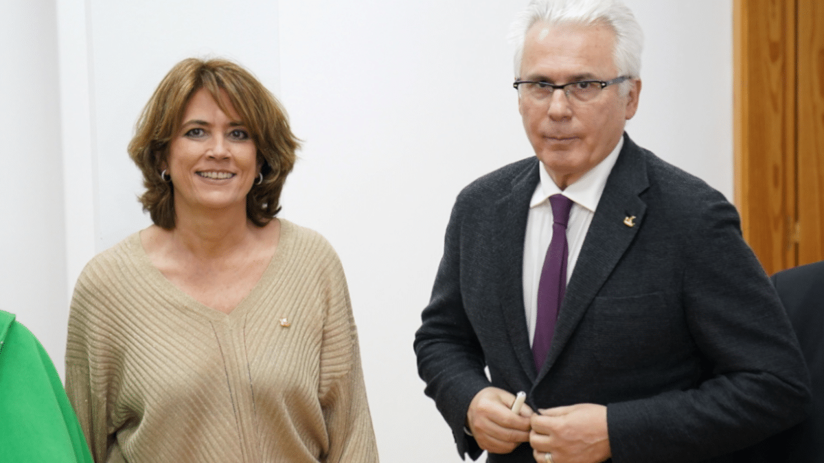 Dolores Delgado y Baltasar Garzón, el pasado mes de marzo durante su participación en unas jornadas sobre memoria democrática en en Catoira, Pontevedra.