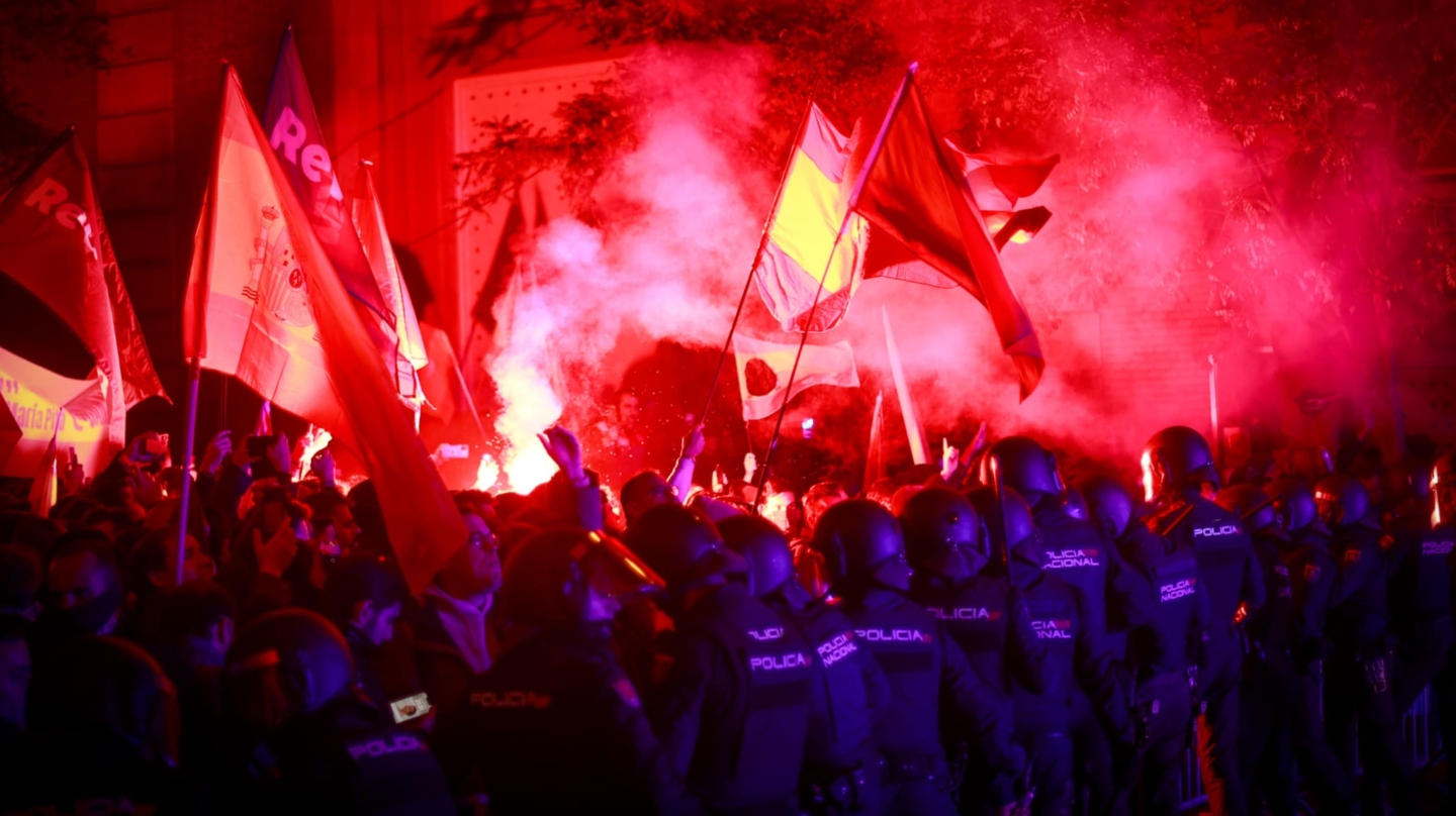 Concentraciones frente a la sede del PSOE en la calle de Ferraz, en Madrid, contra la ley de amnistía, este 6 de noviembre de 2023.