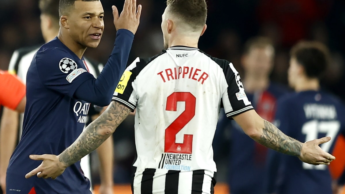 Kylian Mbappe habla con Kieran Trippier sobre la acción del penalti