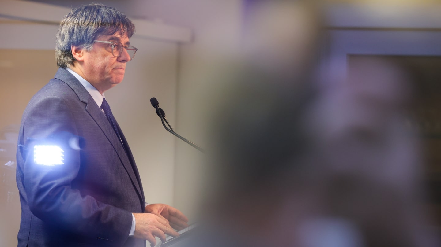 Brussels (Belgium), 09/11/2023.- Member of the European Parliament Carles Puigdemont gives a press conference in Brussels, Belgium, 09 November 2023. The Catalan leader spoke about the last negotiations between Spanish Socialist Workers' Party (PSOE) and Junts per Catalunya to try to reach an agreement on the amnesty for Catalan separatists that will allow the investiture of Pedro Sanchez as prime minister. (Bélgica, Bruselas) EFE/EPA/OLIVIER MATTHYS