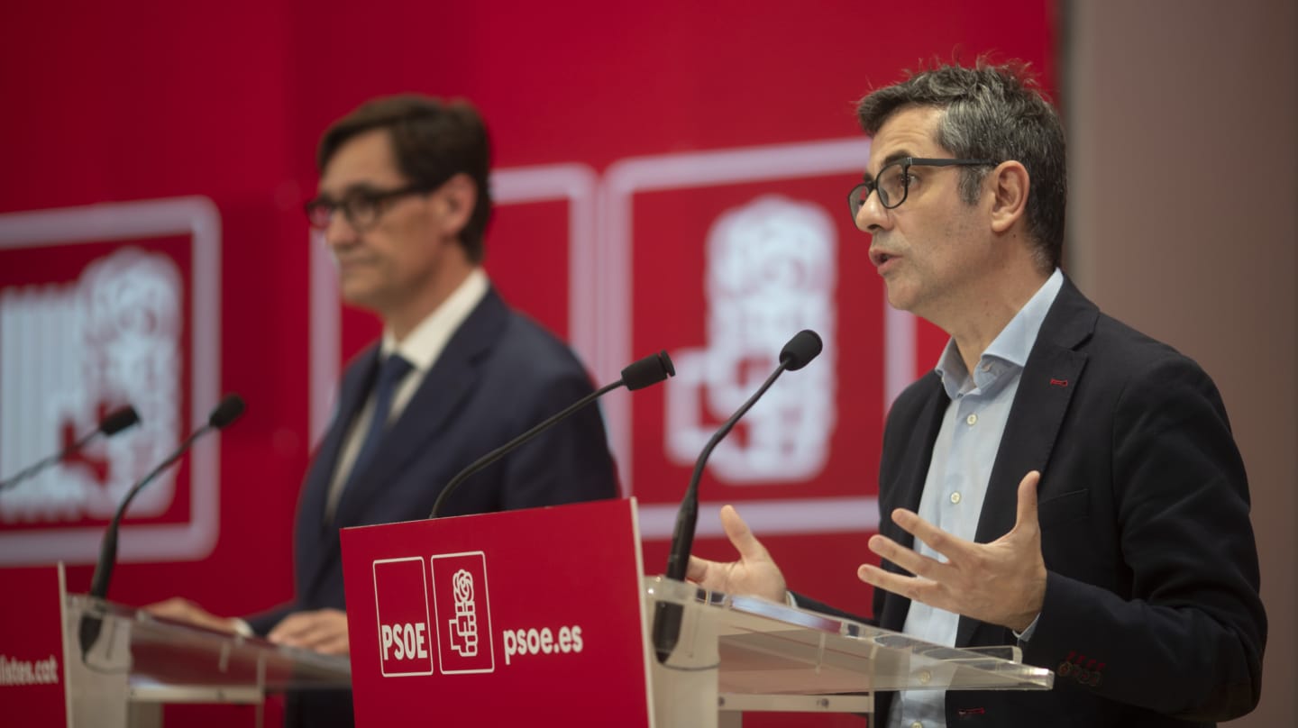 GRAFCAT5928. BARCELONA, 02/11/2023.- El ministro de la Presidencia, Félix Bolaños (d), junto al primer secretario de los socialistas catalanes, Salvador Illa, durante la rueda de prensa en la que ha anunciado que el acuerdo suscrito por el PSOE y ERC implica no solo un apoyo de los republicanos a la investidura de Pedro Sánchez, sino que también se comprometen a "garantizar la estabilidad" del nuevo Gobierno. EFE/Marta Pérez