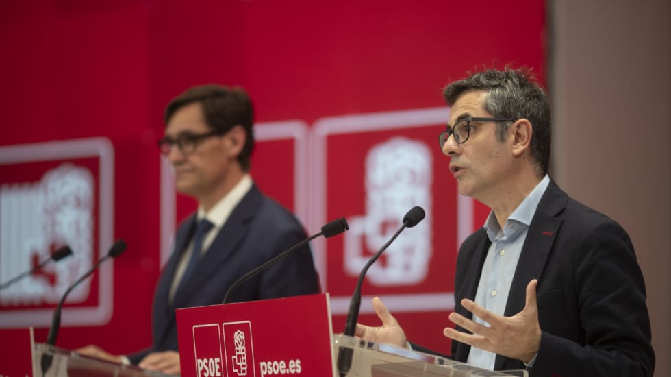 GRAFCAT5928. BARCELONA, 02/11/2023.- El ministro de la Presidencia, Félix Bolaños (d), junto al primer secretario de los socialistas catalanes, Salvador Illa, durante la rueda de prensa en la que ha anunciado que el acuerdo suscrito por el PSOE y ERC implica no solo un apoyo de los republicanos a la investidura de Pedro Sánchez, sino que también se comprometen a "garantizar la estabilidad" del nuevo Gobierno. EFE/Marta Pérez