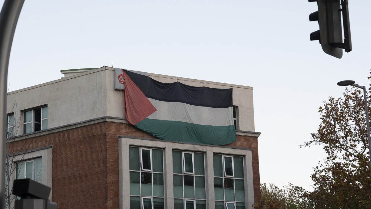 Simpatizantes pro palestinos llevan a cabo una protesta ante la Embajada de Israel en España