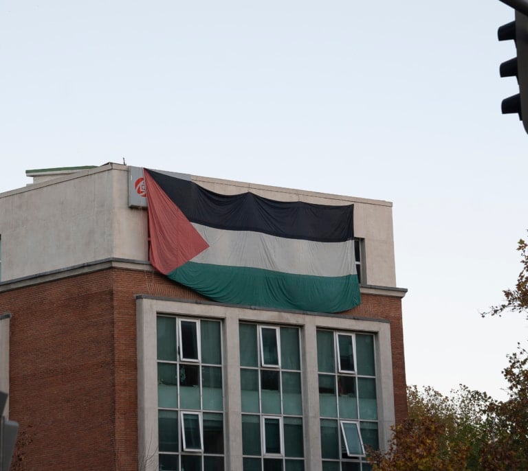 Simpatizantes pro palestinos llevan a cabo una protesta ante la Embajada de Israel en España
