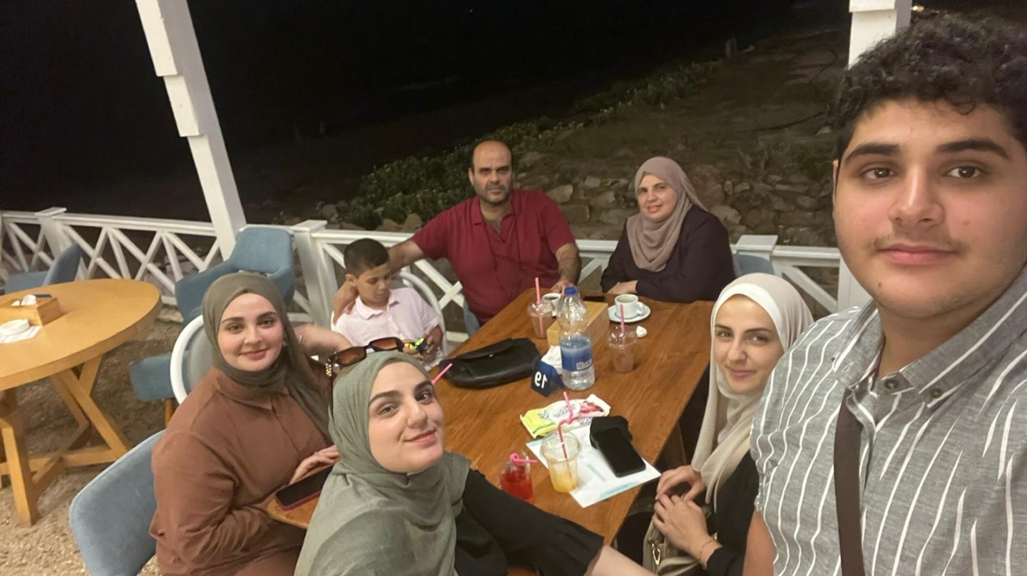 Emad Ismail Hegazi, al fondo, junto a su hijo pequeño Ismail y su esposa. En primer término su hijo Ahmed, sus dos hijas, HUda y Nur y una sobrina, en Gaza.