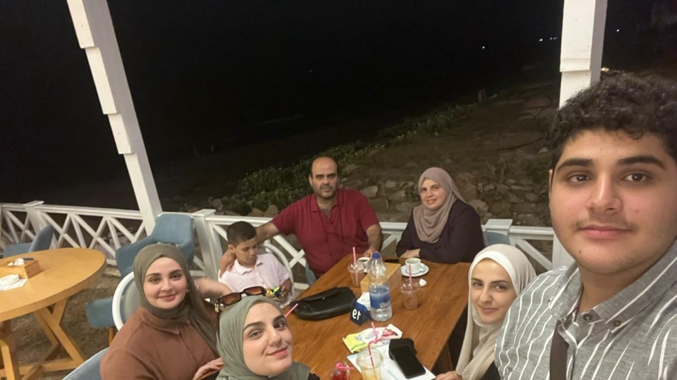 Emad Ismail Hegazi, al fondo, junto a su hijo pequeño Ismail y su esposa. En primer término su hijo Ahmed, sus dos hijas, HUda y Nur y una sobrina, en Gaza.