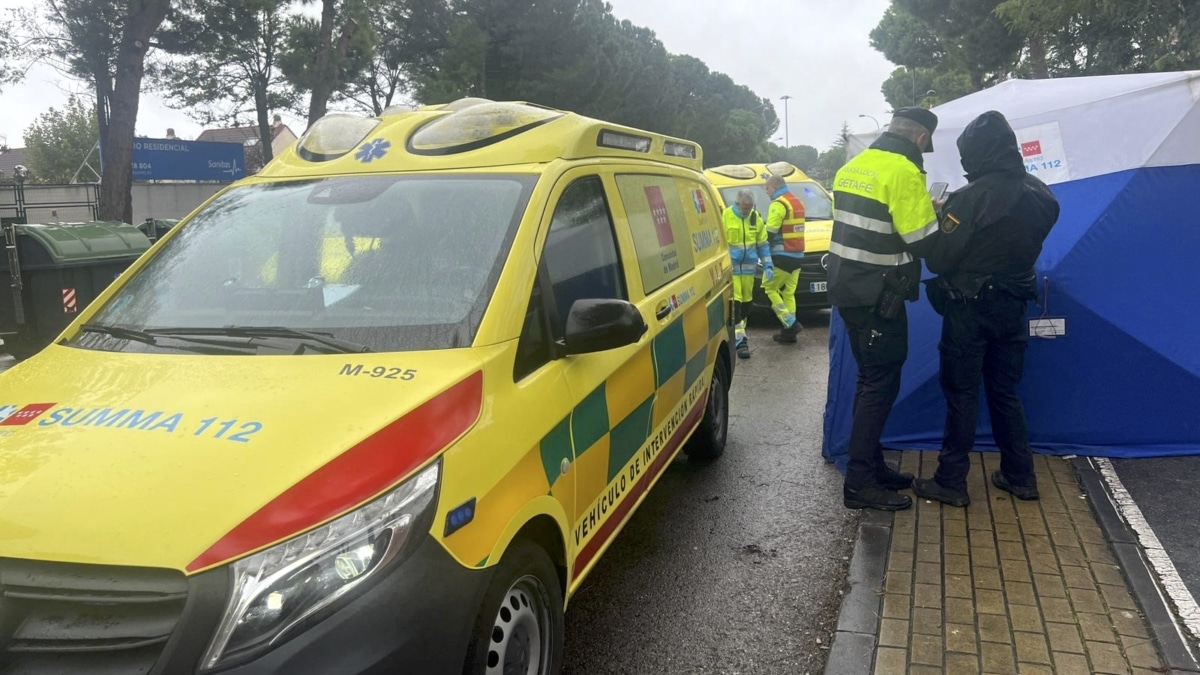 Los equipos de Emergencias trabajan en la avenida Arcas del Agua, lugar del fallecimiento de una mujer de 39 años con varias heridas de arma blanca, este sábado, en Getafe (Madrid)