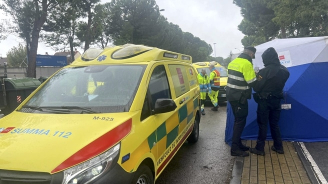Los equipos de Emergencias trabajan en la avenida Arcas del Agua, lugar del fallecimiento de una mujer de 39 años con varias heridas de arma blanca, este sábado, en Getafe (Madrid)